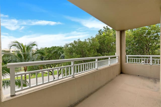 19501 W Country Club Drive 309, Aventura, FL 33180