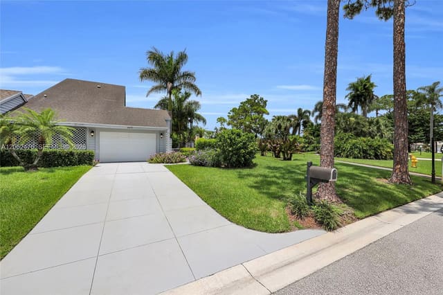 6879 Palm Grove Court, Palm Beach Gardens, FL 33418