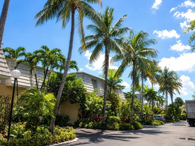 224 Sea View Drive 104, Key Biscayne, FL 33149