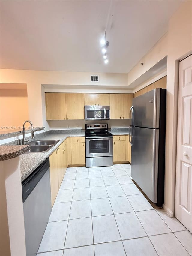 7940 N Nob Hill Road 204, El Ad Nob Hill, Tamarac, FL