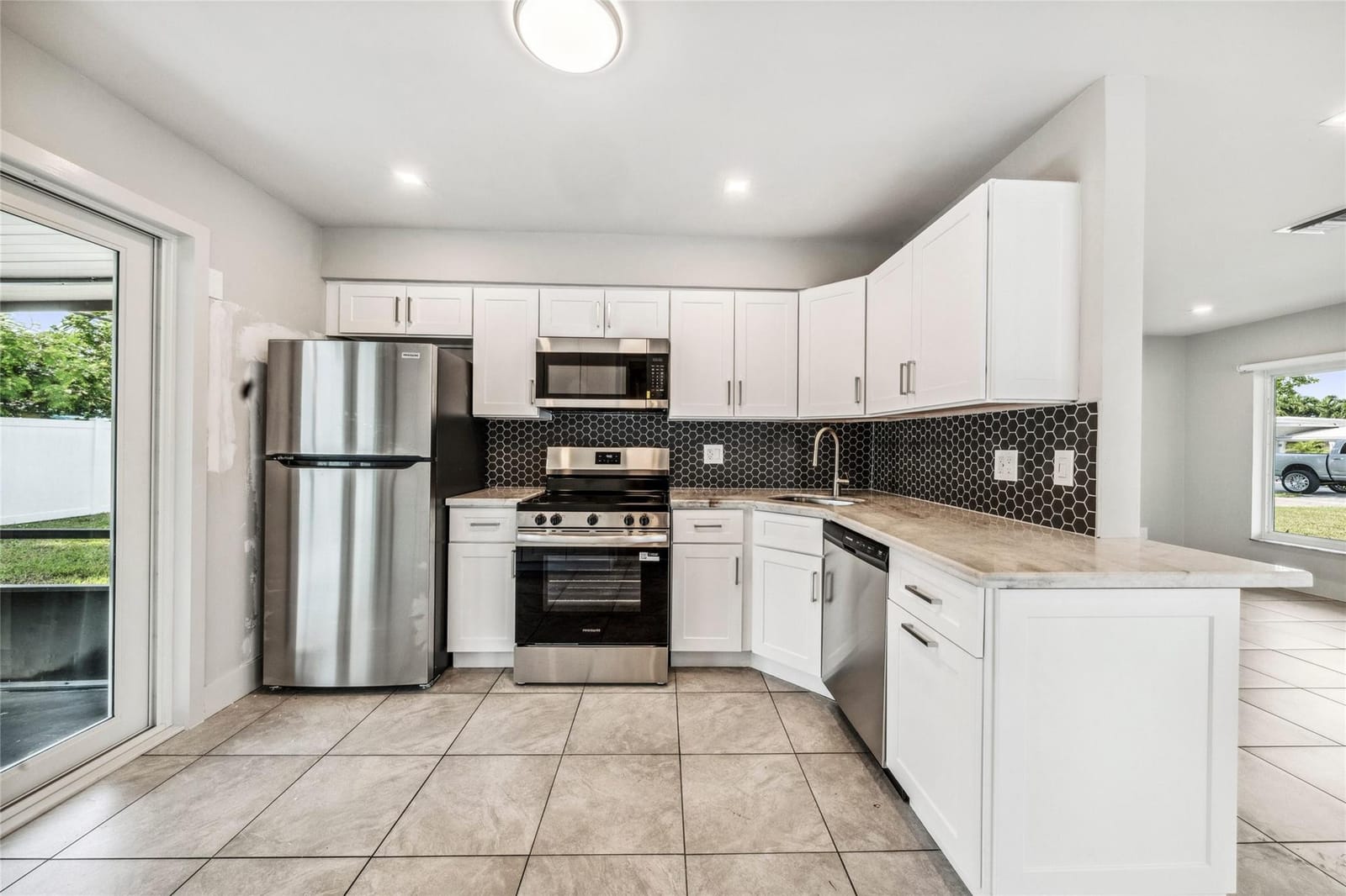 4800 NE 4th Avenue — photo 3