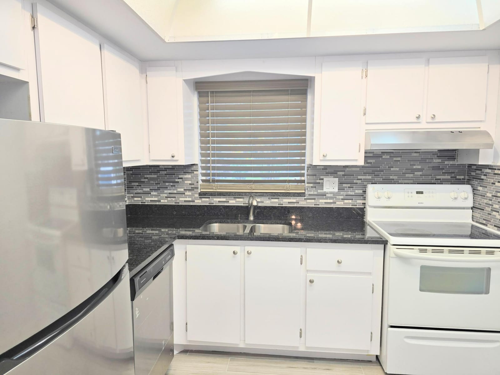 2737 EMORY Drive E D, West Palm Beach, FL 33415 photo 2