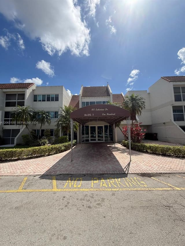100 Lakeview Drive 214, Weston, FL 33326