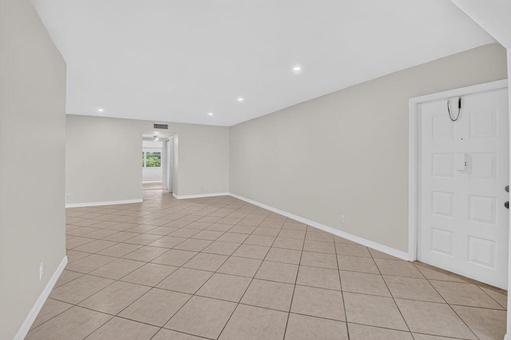 5073 LAKEFRONT Boulevard C — photo 2