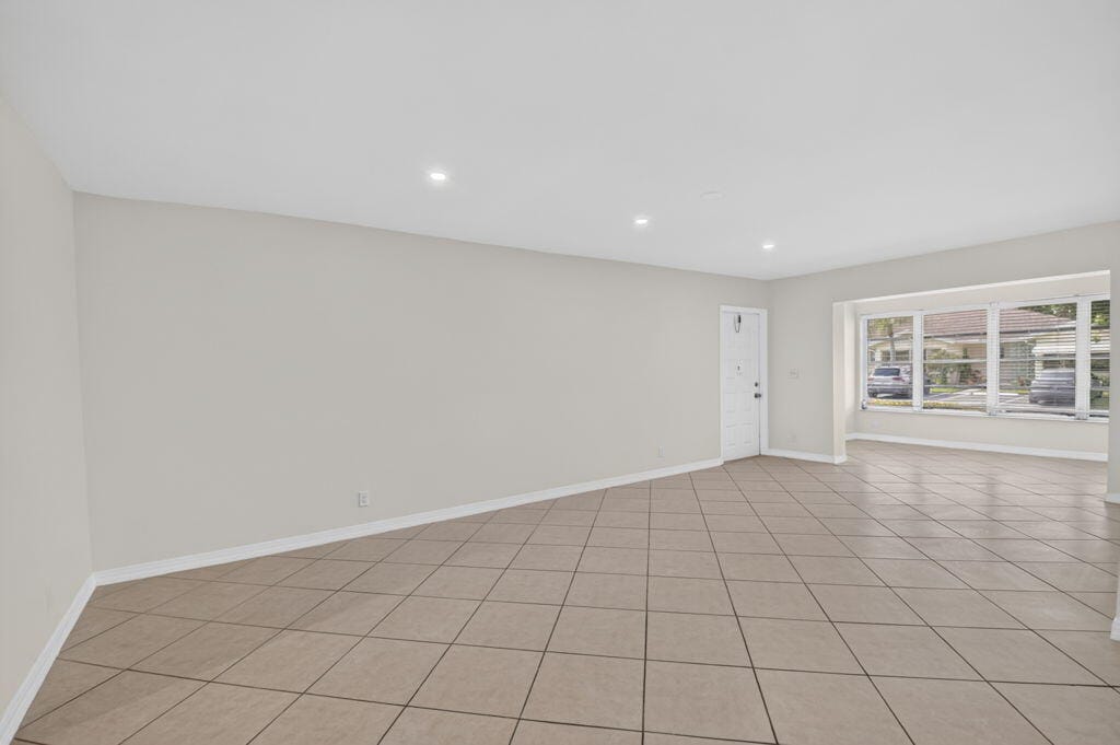 5073 LAKEFRONT Boulevard C — photo 3