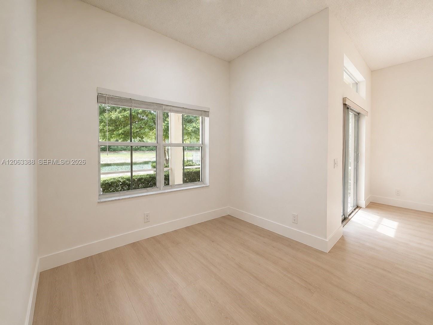 837 Tanglewood Circle . — photo 2