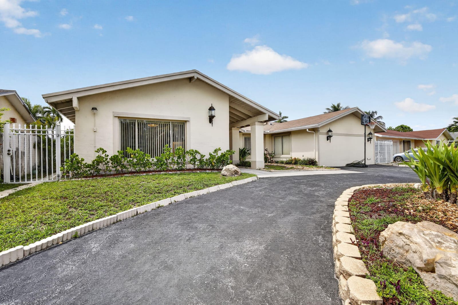 910 NE 205TH Street, Miami, FL 33179 photo 2