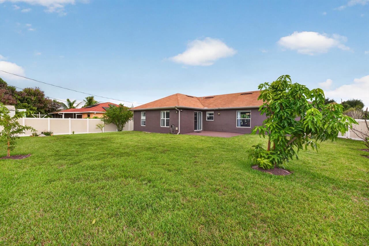 443 SW Homeland Road — photo 3