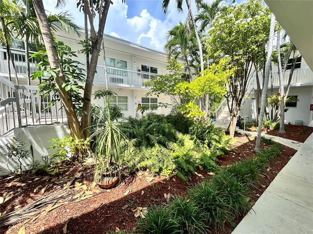 8080 Tatum Waterway Drive 12, Miami Beach, FL 33141