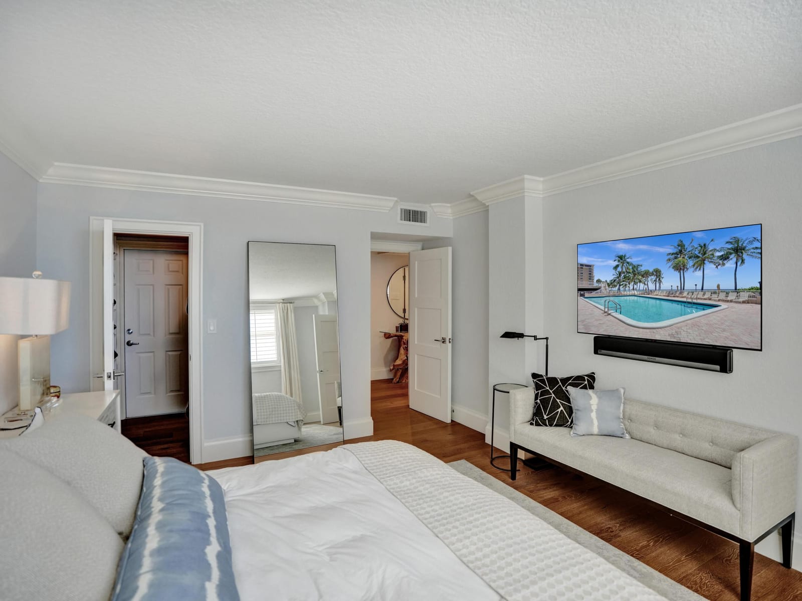 1051 Hillsboro Mile 510e — photo 1