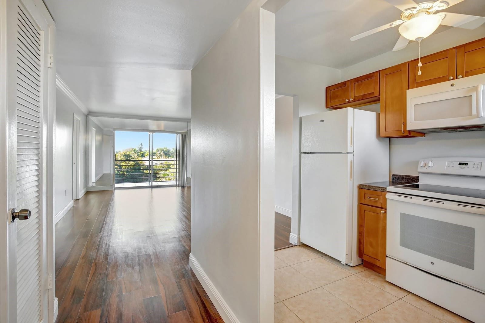 8225 Sunrise Lakes Boulevard 303 — photo 2