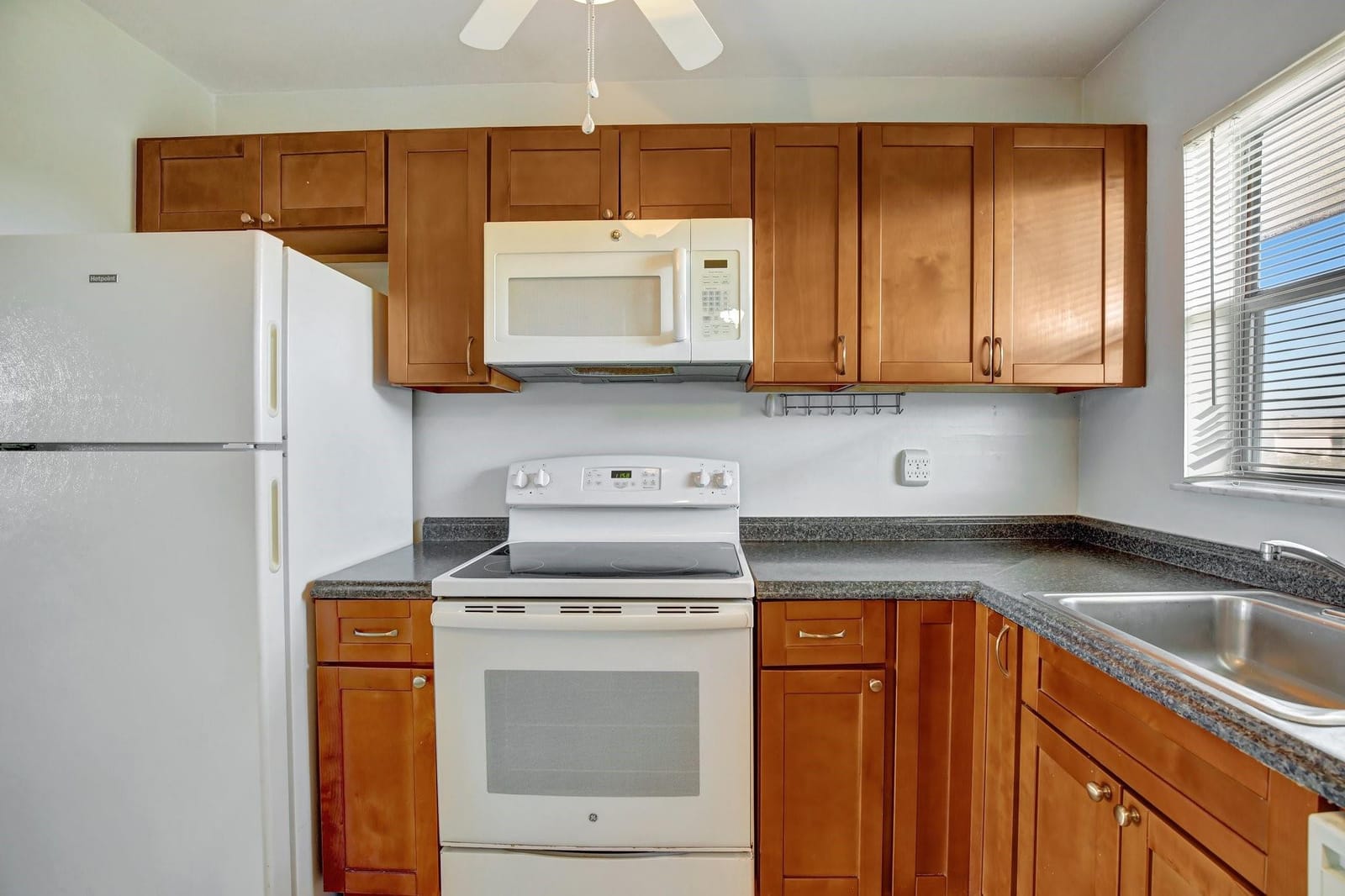 8225 Sunrise Lakes Boulevard 303 — photo 12