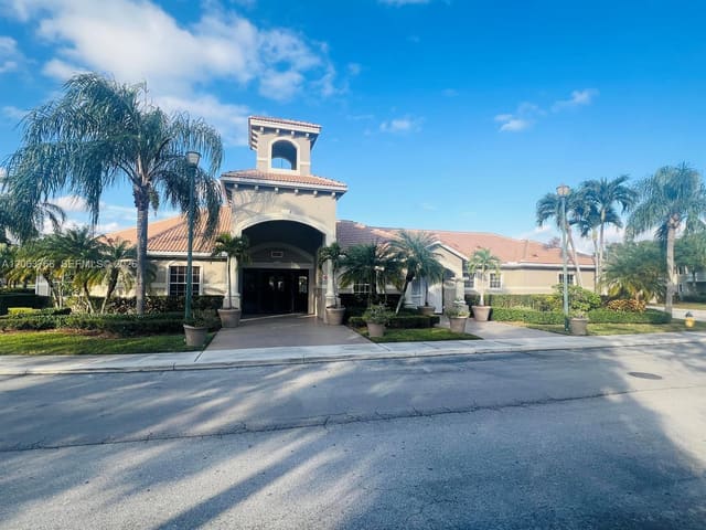 5045 Wiles Road 201, Coconut Creek, FL 33073