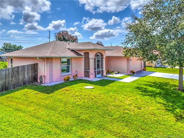 2007 SE Heathwood Circle, Port St. Lucie, FL 34952