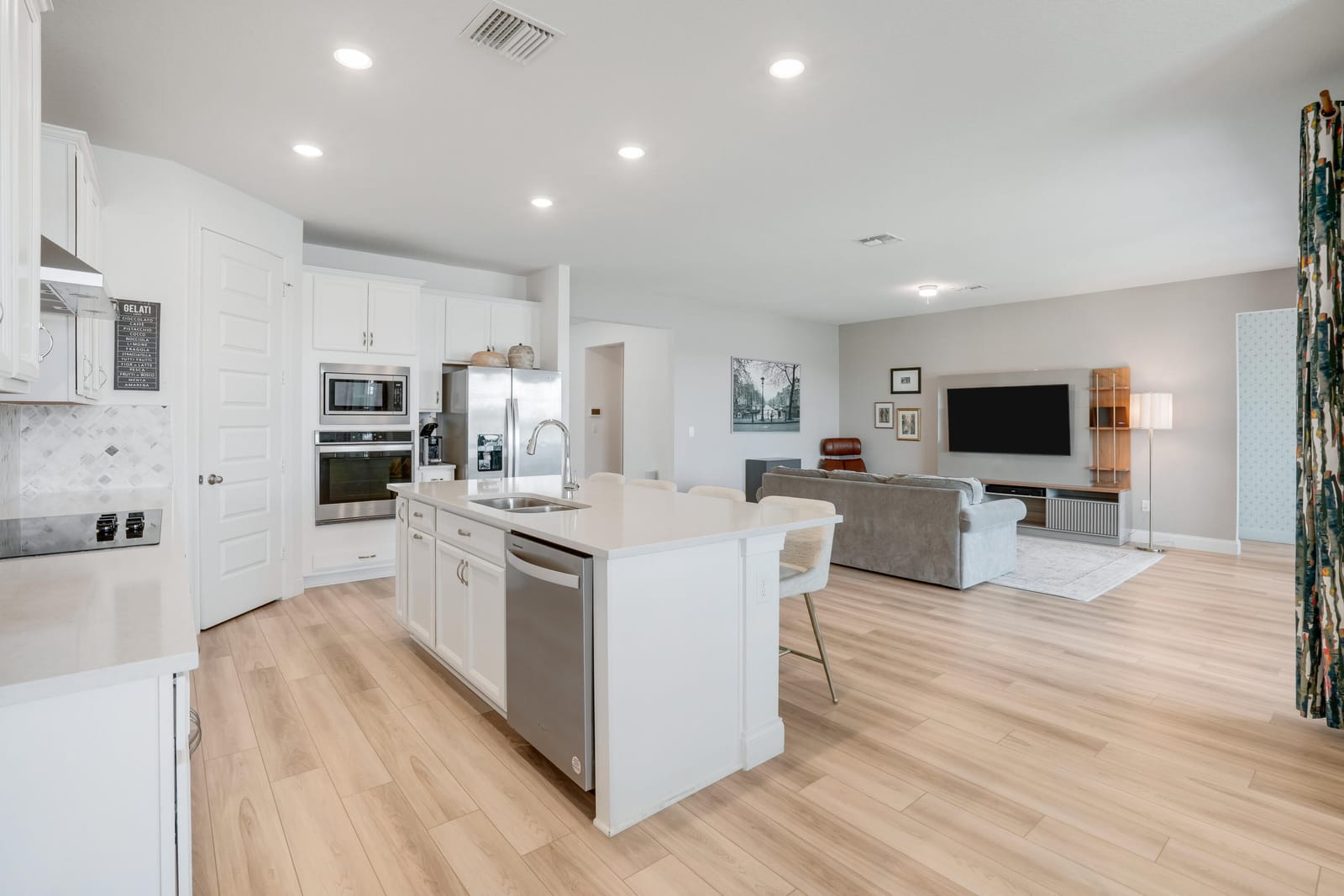 6801 NW Cloverdale Avenue — photo 3