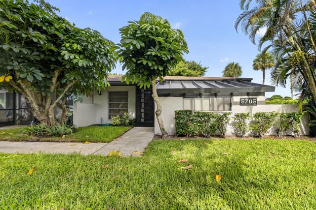 5705 QUEEN PALM Court D, sold in Palm Greens At Villa Del Ray Condo Ii, Delray Beach, FL