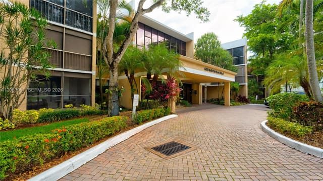 16325 Golf Club Road 101, Weston, FL 33326