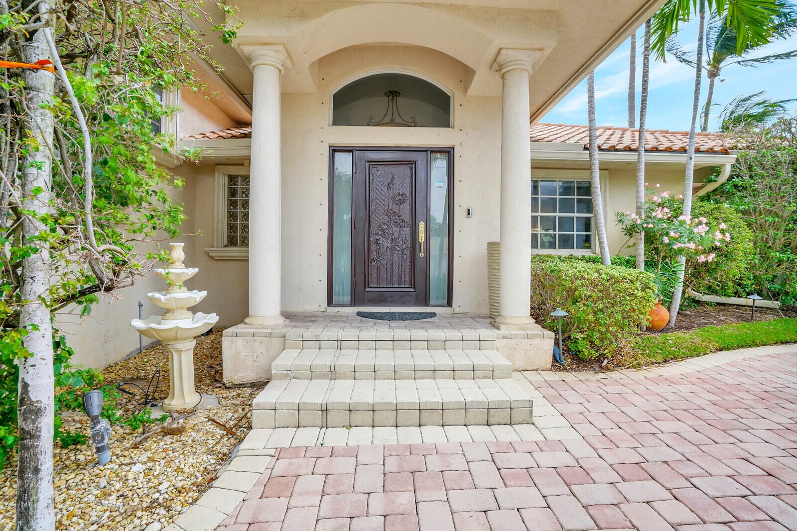290 E FERN Drive — photo 2