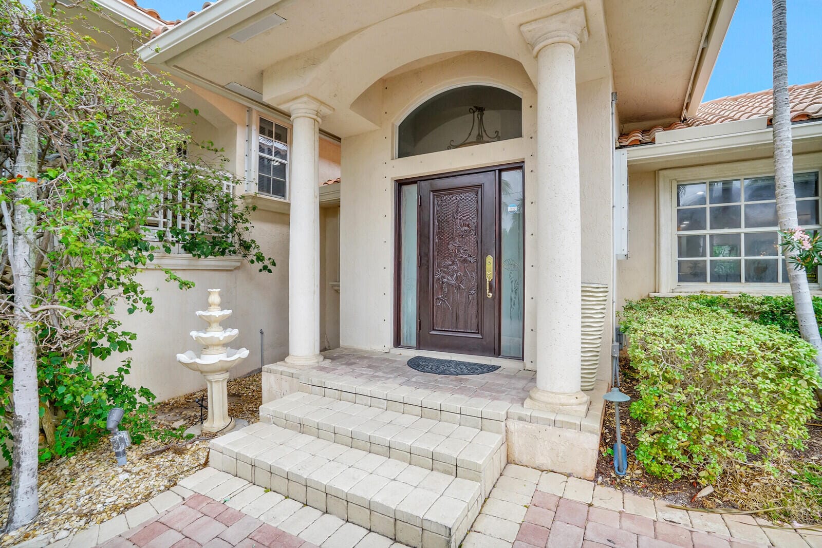 290 E FERN Drive — photo 3