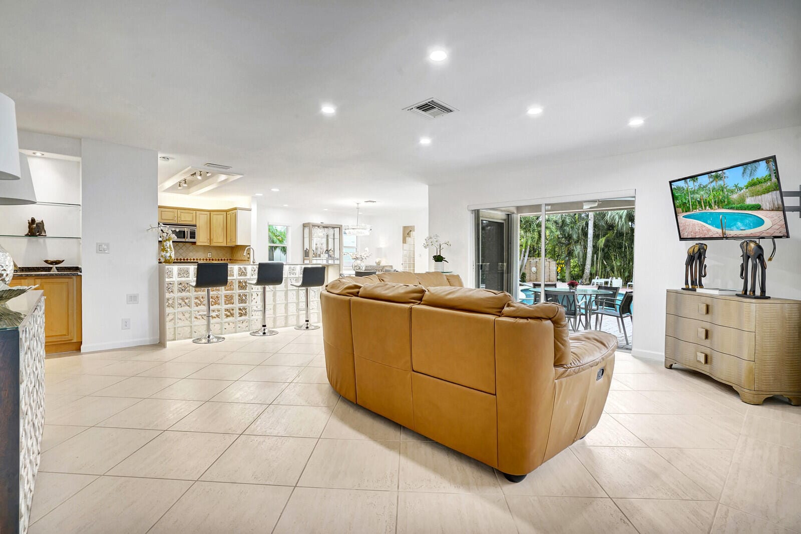 290 E FERN Drive — photo 5