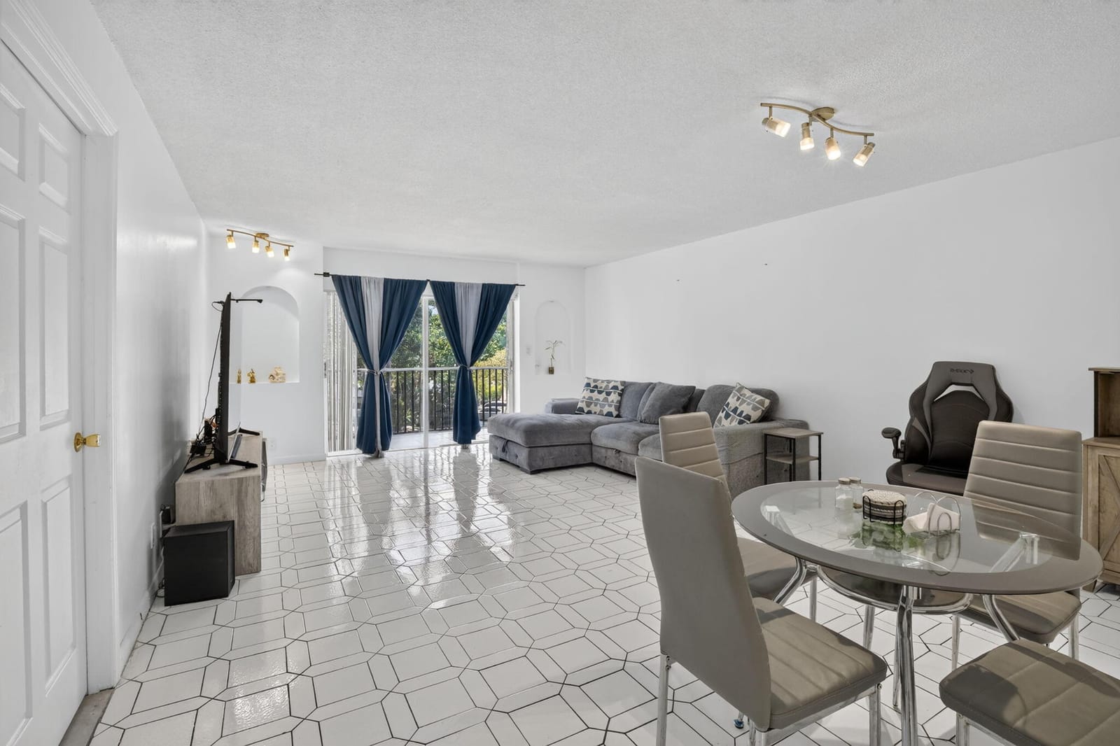 6001 N Falls Circle Drive 306 — photo 3