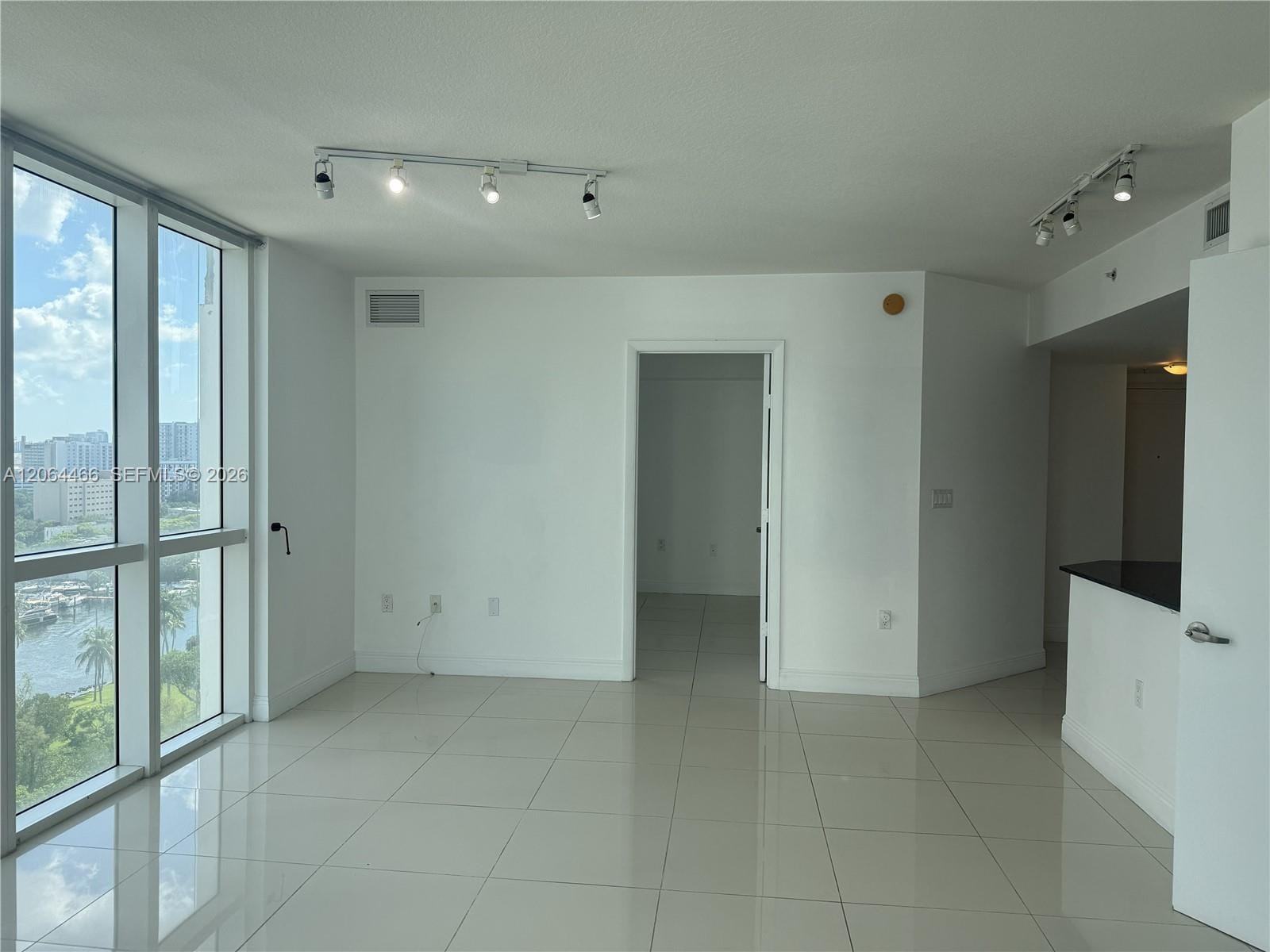 1871 S River Drive 1605 — photo 3