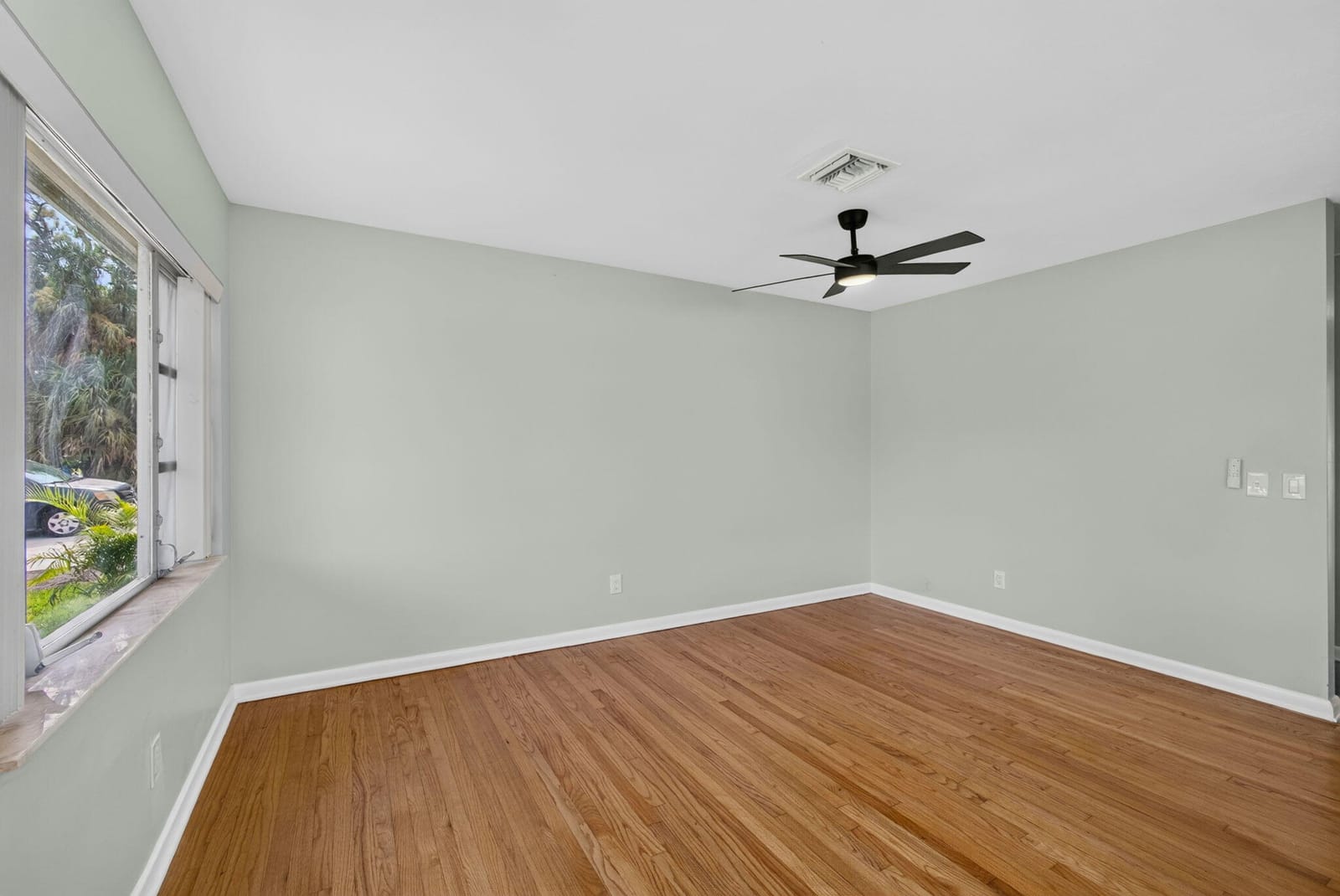 1547 W 10TH Street — photo 12