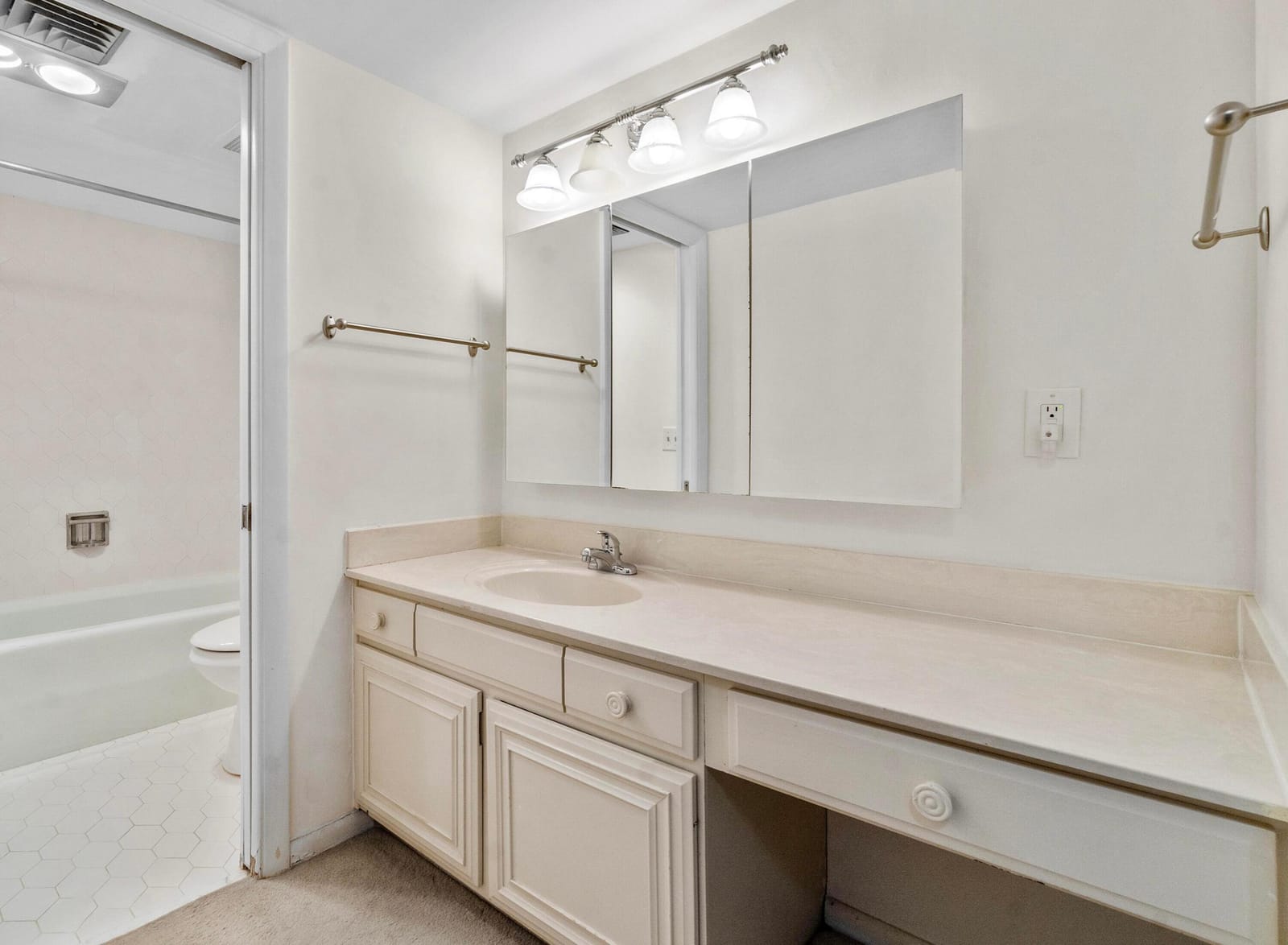 2425 PRESIDENTIAL Way 304, West Palm Beach, FL 33401 photo 7