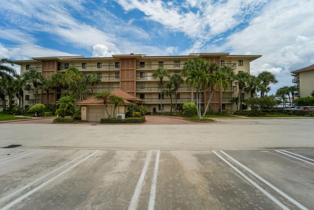 2601 MARINA ISLE Way 204, The Bluffs, Jupiter, FL