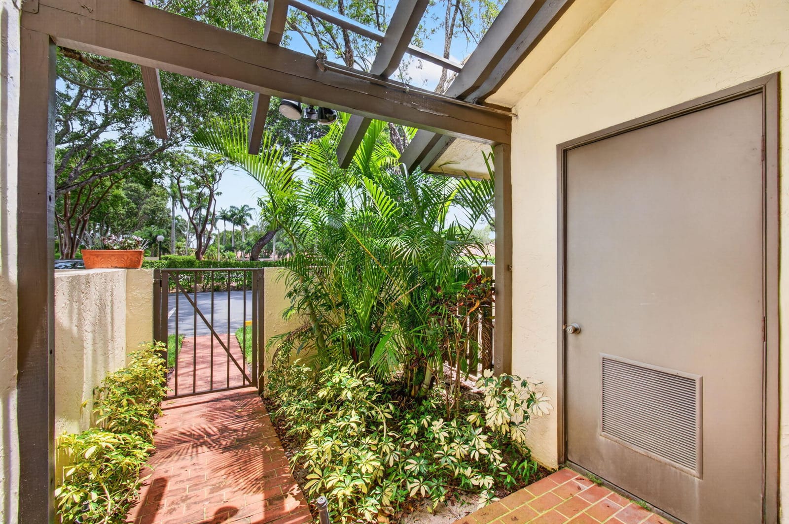 10247 N Circle Lake Drive 102 — photo 2