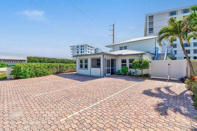 941 Ocean Drive, Juno Beach, FL 33408