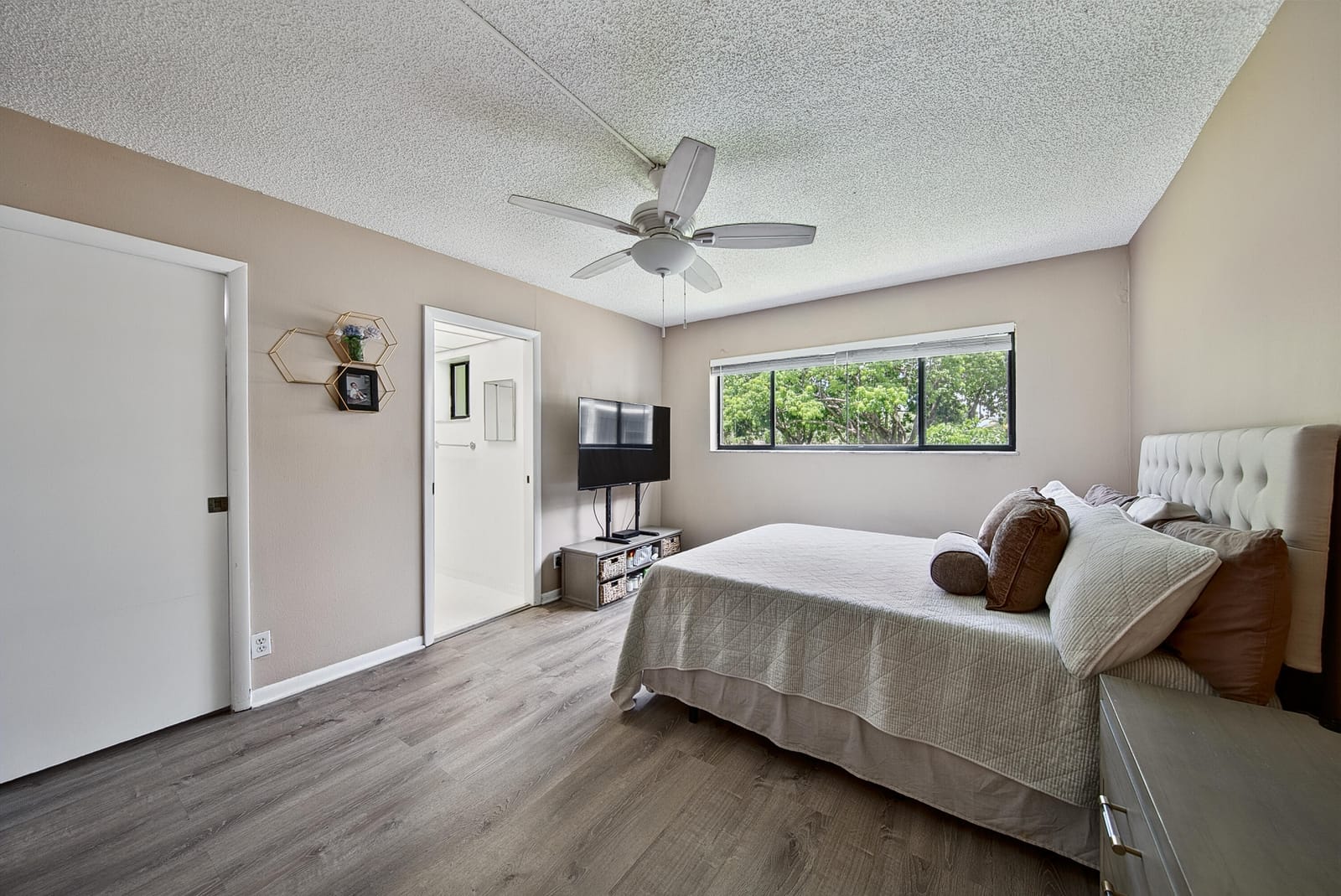 5190 LAS VERDES Circle 214 — photo 9