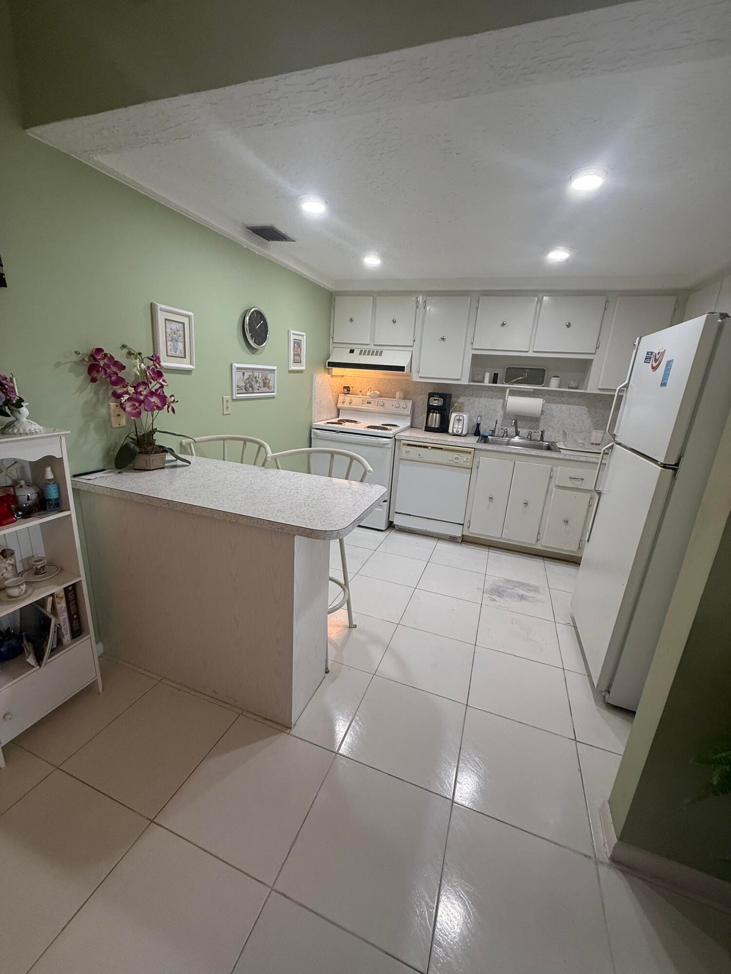 407 GREENBRIER A — photo 4