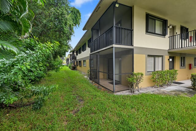 522 Trace Circle 102, sold in Tivoli Trace Condo No 7, Deerfield Beach, FL