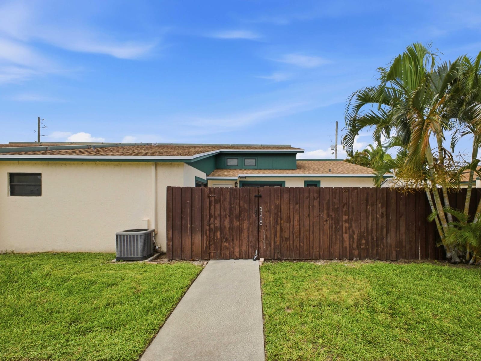 1110 Manor Drive — photo 2