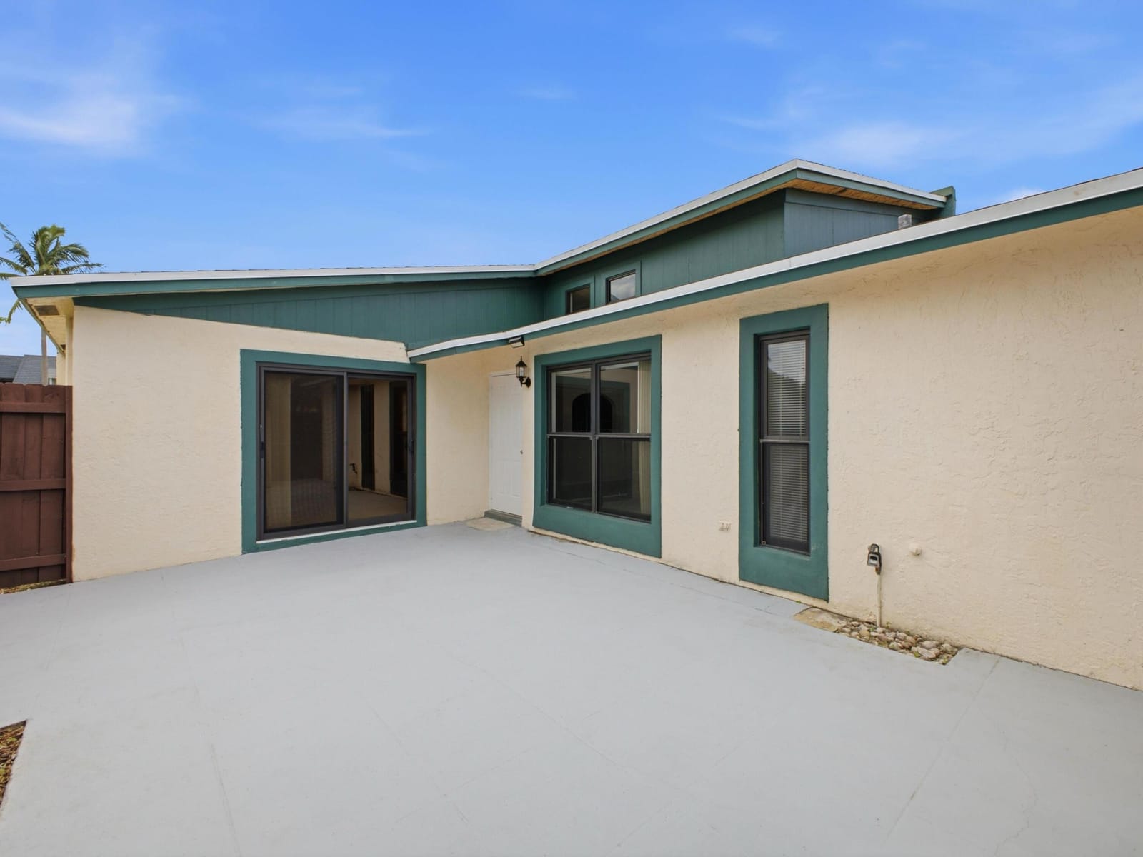 1110 Manor Drive — photo 3