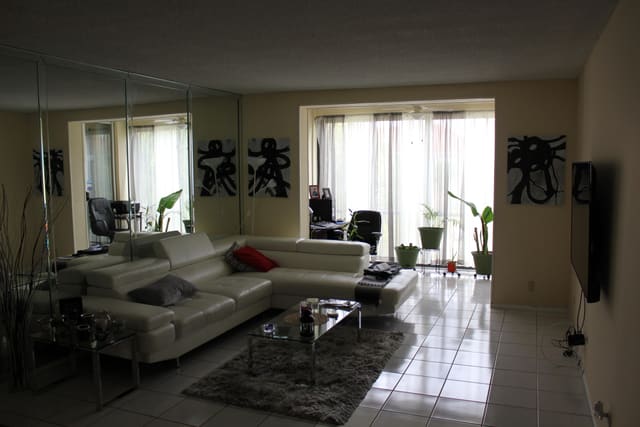 3660 INVERRARY Drive 3V, Lauderhill, FL 33319