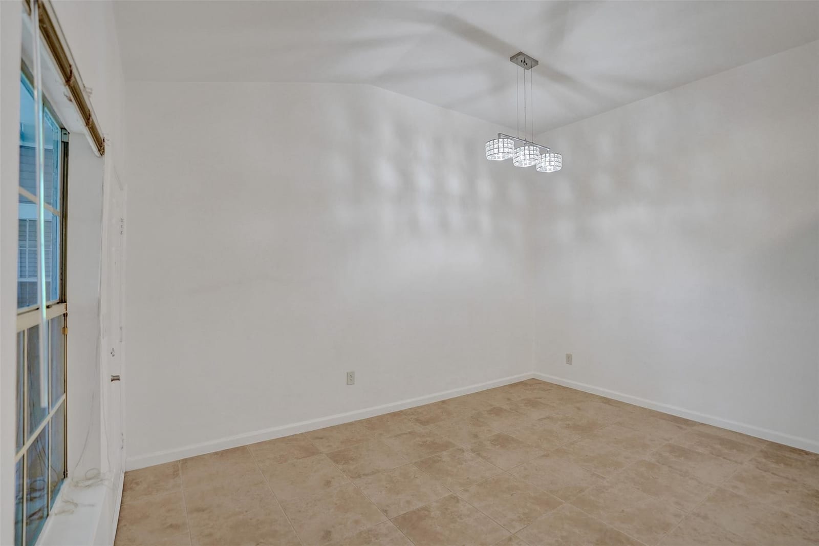 1050 CRYSTAL Way N — photo 5