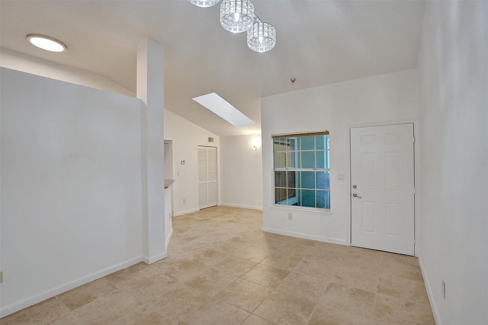 1050 CRYSTAL Way N — photo 7