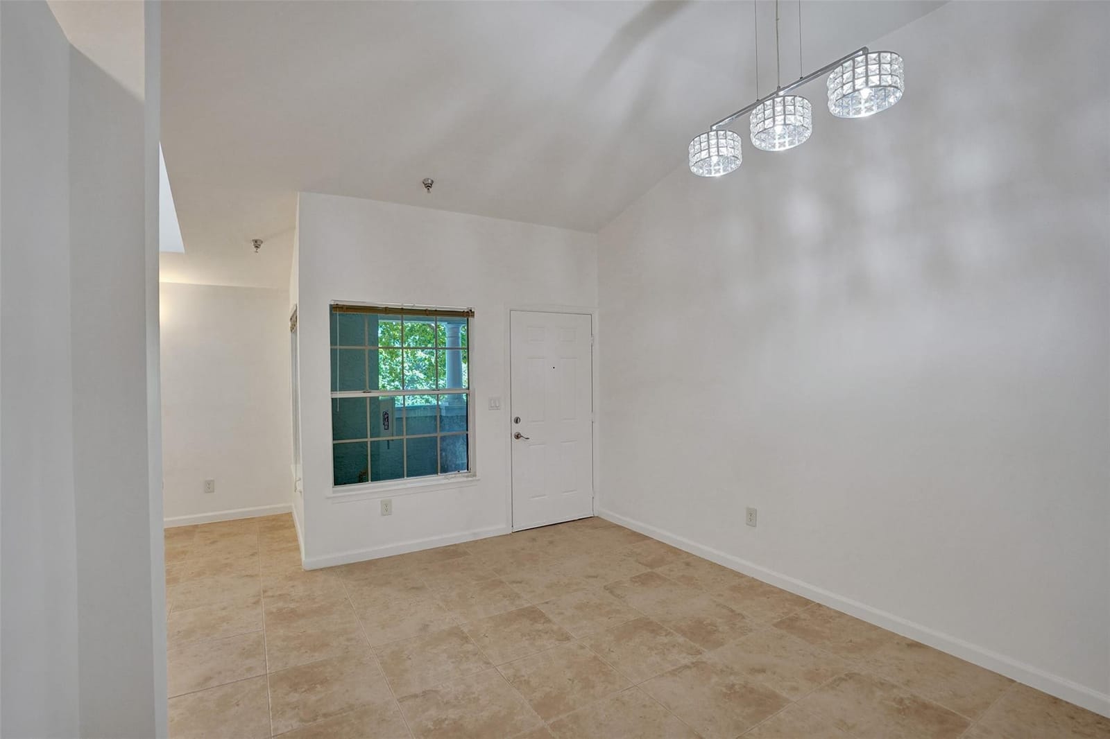 1050 CRYSTAL Way N — photo 8