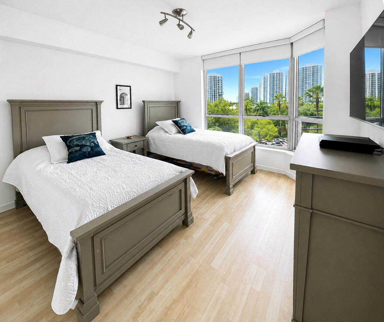 3600 MYSTIC POINTE Drive 608 — photo 8