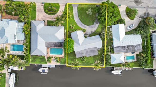 16 Country Club Circle, Tequesta, FL 33469