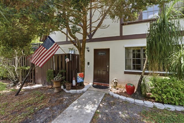 126 WEYBRIDGE Circle B, Royal Palm Beach, FL 33411