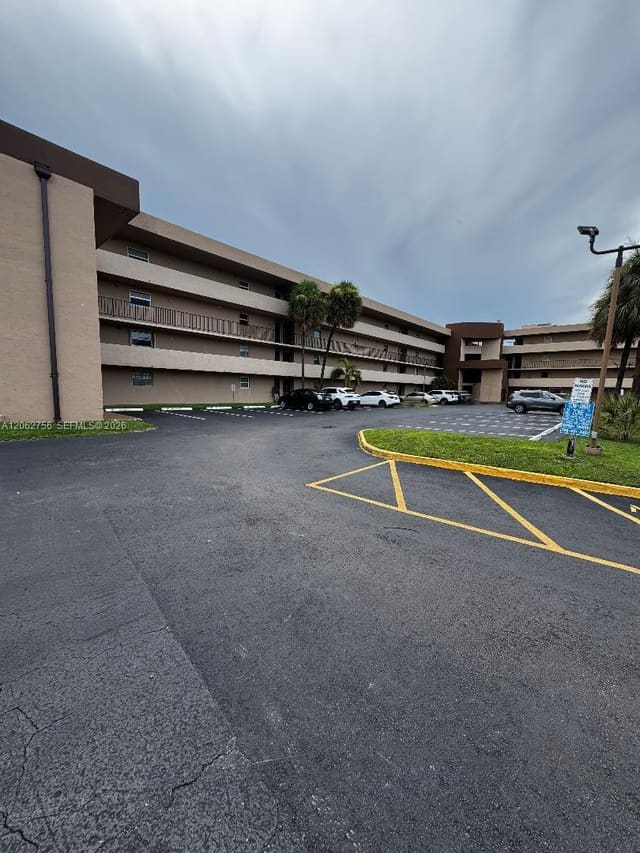 702 NW 87th Avenue 105, Miami, FL 33172