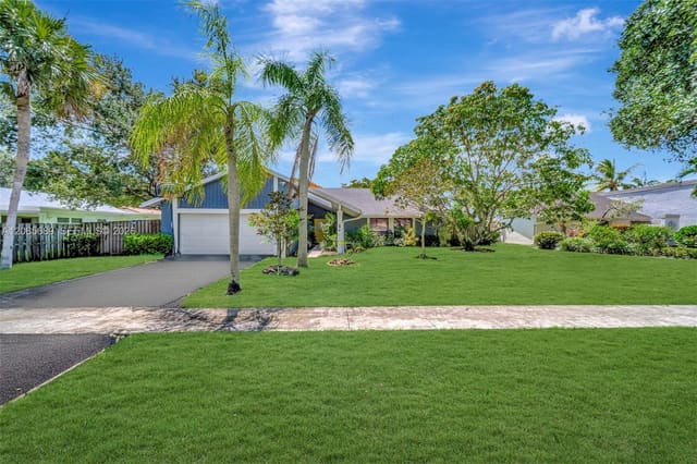 620 E Plantation Circle, Plantation, FL 33324