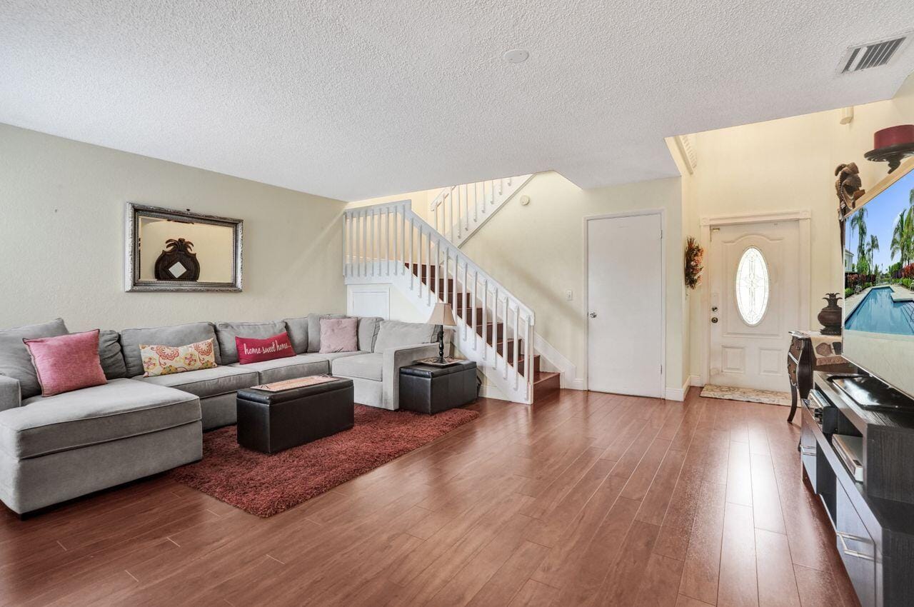 4737 Grapevine Way — photo 3