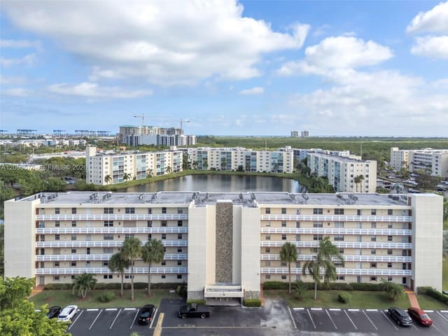 141 SE 3rd Avenue 101, sold in ZIP 33004, Dania Beach, FL