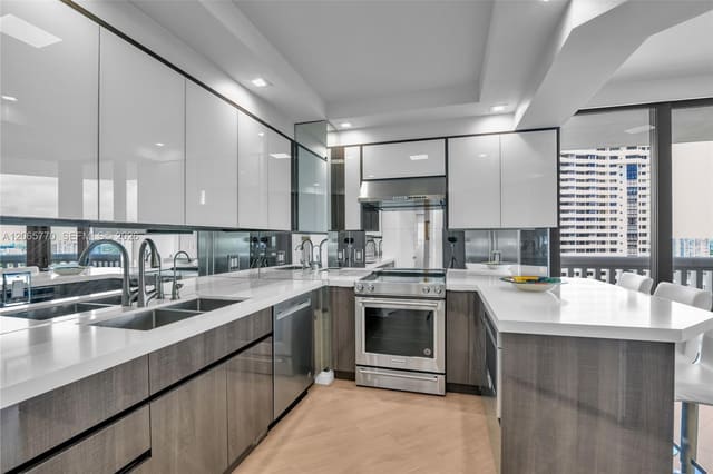 2000 Island Boulevard 2006, Aventura, FL 33160
