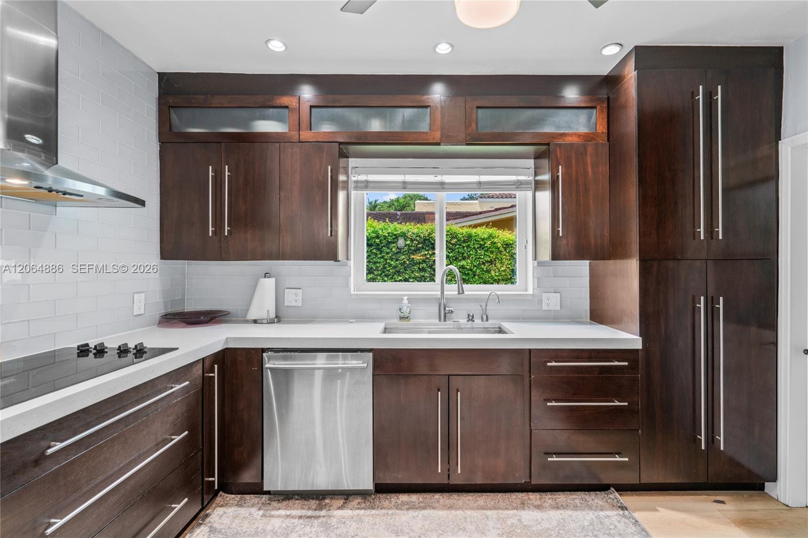 810 Venetia Avenue — photo 7
