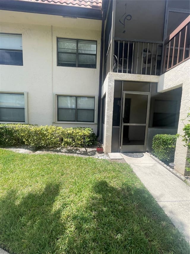 7250 Golf Colony Court 102, Lake Worth, FL 33467